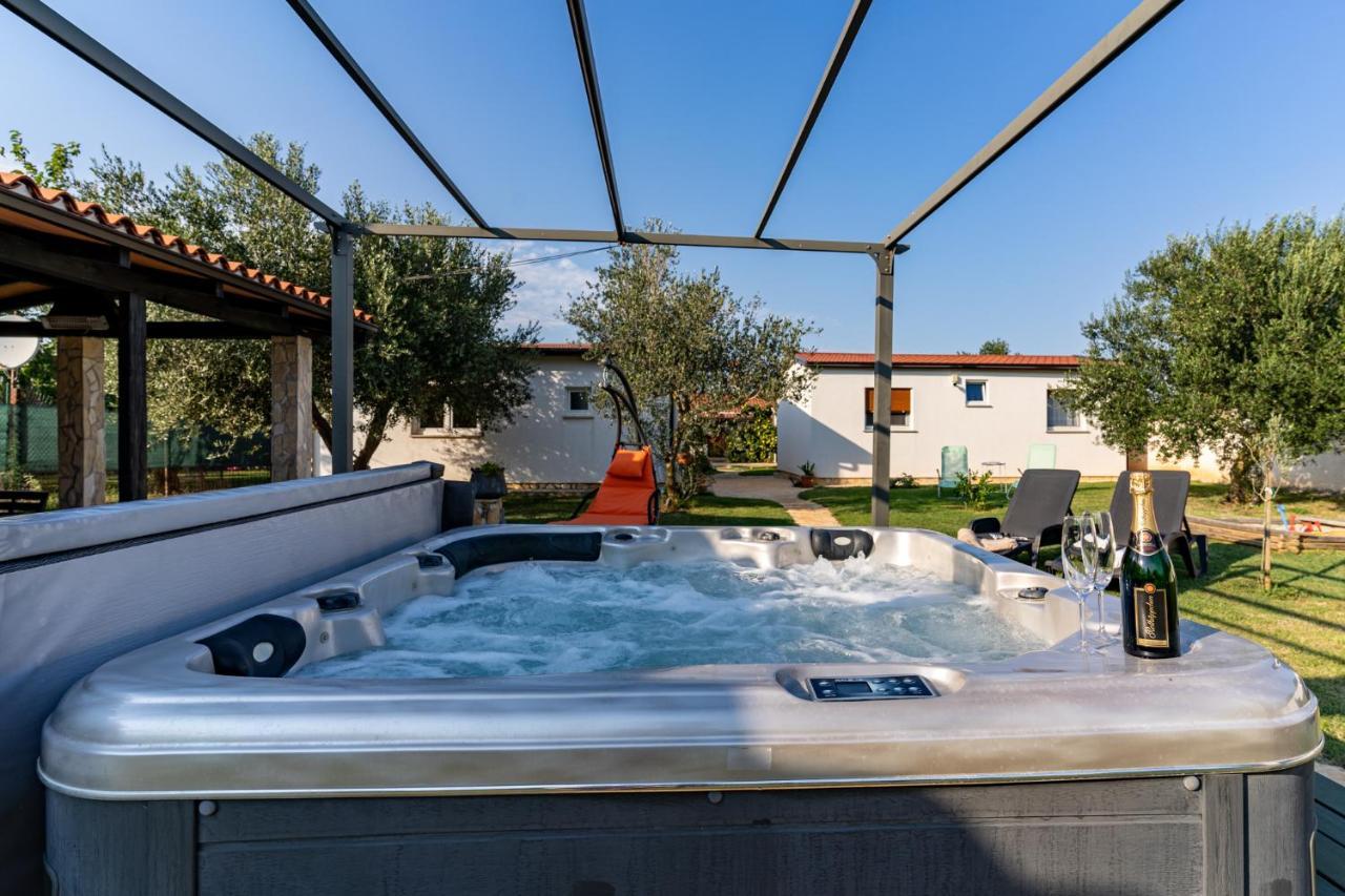 Holiday Home Kerniat Pula Exterior foto