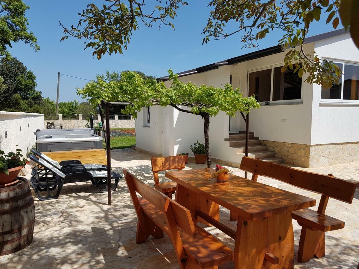 Holiday Home Kerniat Pula Exterior foto